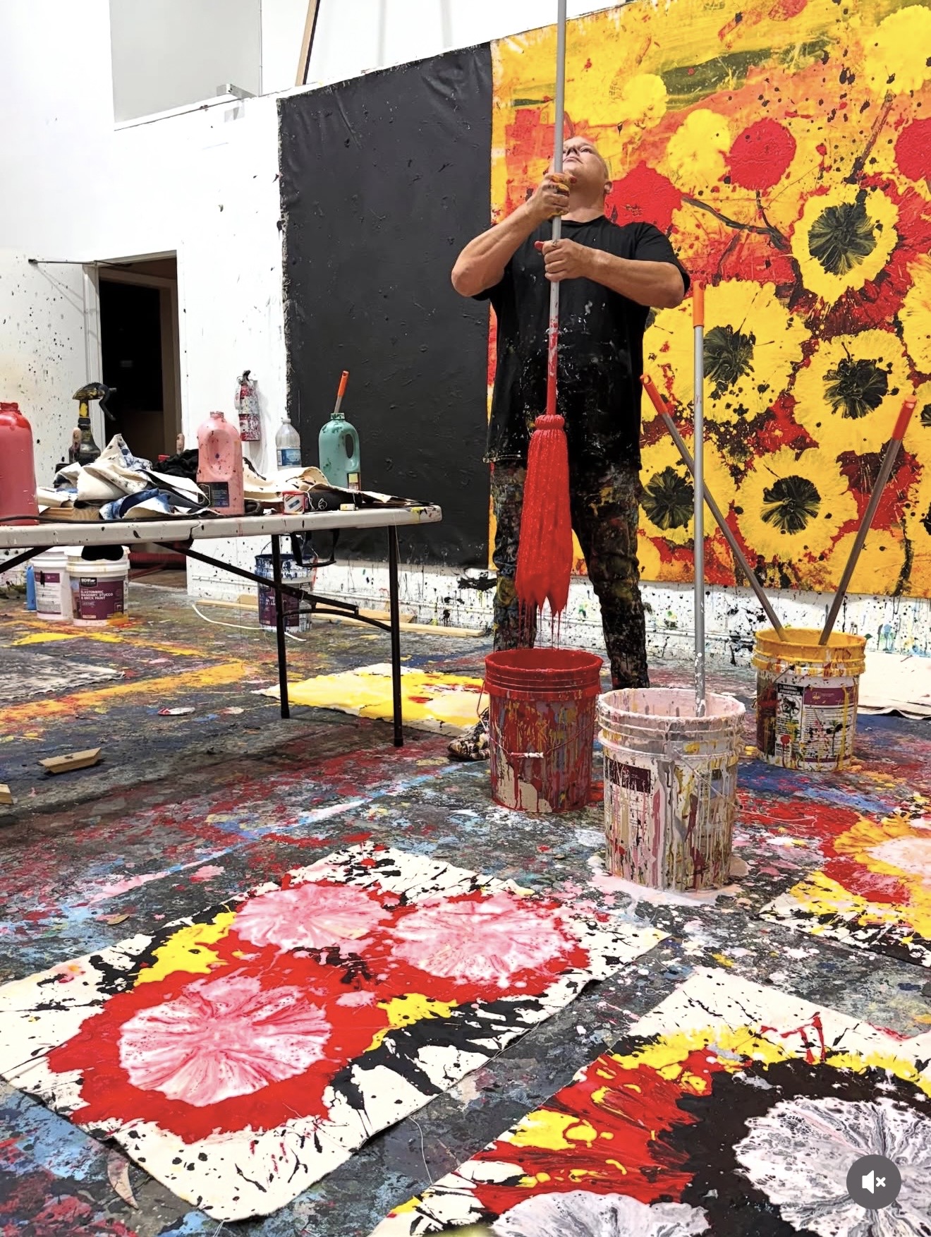 Jorge Luis Santos in his studio